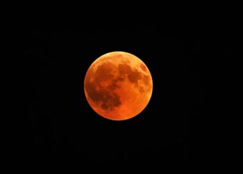 Lua avermelhada registrada durante eclipse lunar total, fenômeno conhecido popularmente como Lua de sangue.