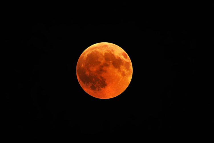Lua de Sangue acontece amanhã (03/03); saiba o que esperar 1 Lua avermelhada registrada durante eclipse lunar total, fenômeno conhecido popularmente como Lua de sangue.