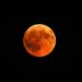 Lua avermelhada registrada durante eclipse lunar total, fenômeno conhecido popularmente como Lua de sangue.
