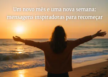 Pessoa de braços abertos contempla o pôr do sol na praia