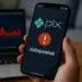 Pix fora do ar? Clientes de vários bancos relatam instabilidade nesta terça-feira (24) 13 Tela de smartphone exibindo mensagem de Pix indisponível