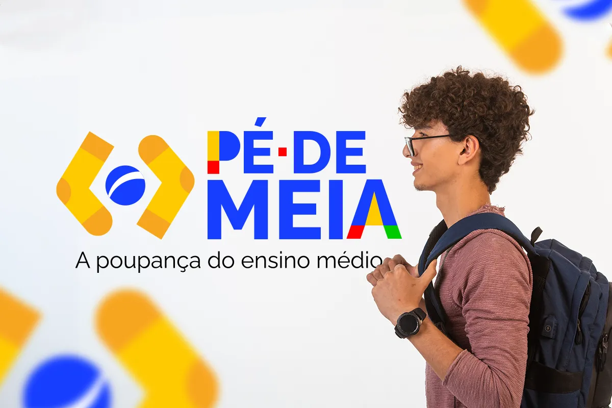 Pé-de-Meia: pagamentos do Incentivo Conclusão e Enem seguem nesta semana; veja quem recebe 2 Jovem com óculos e mochila sorri olhando para logo colorido do programa Pé-de-Meia.