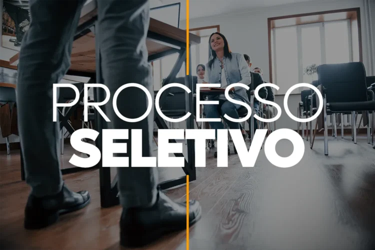 Pessoas sentadas em cadeiras observam profissional conduzindo dinâmica de seleção.