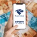 Mãos seguram celular com logo da Receita Federal e notas de real ao fundo