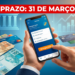 Mão usando celular exibindo opção de renegociação ao lado de notas, cartões e calculadora