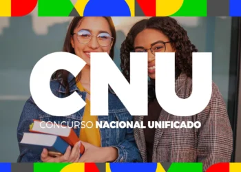 Duas jovens sorridentes, com óculos, seguram livros diante de painel colorido do CNU.