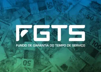 Cédulas de real espalhadas ao fundo com destaque para o logo do FGTS centralizado
