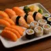 Prato de sushi variado com niguiris e uramakis.