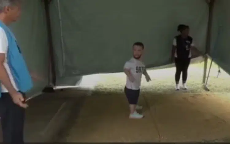 Advogado com nanismo relata “prova impossível” após eliminação em concurso para delegado 2 Advogado com nanismo tenta passar sob lona durante etapa de concurso com avaliadores ao redor