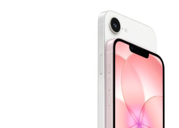 Novo iPhone 17e branco com câmera traseira e tela acesa em fundo branco