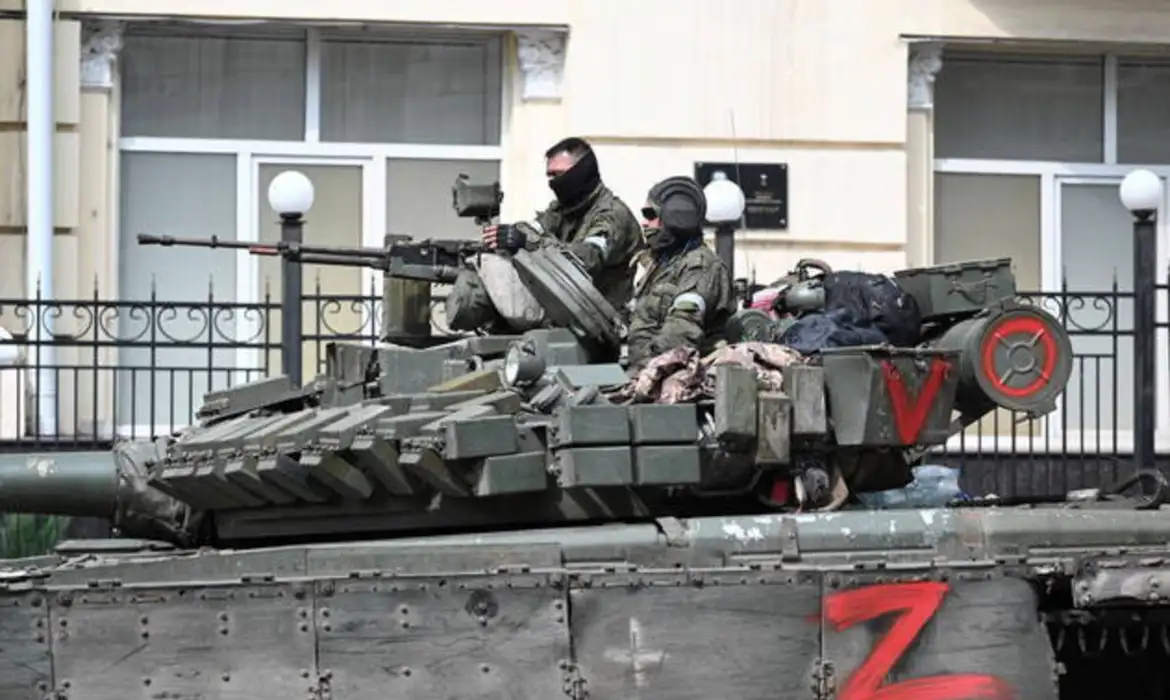 Guerra total no Oriente Médio: EUA e Israel atacam o Irã e os impactos são globais 2 Soldados armados sobre tanque militar em área urbana durante operação ligada à escalada do conflito no Oriente Médio.