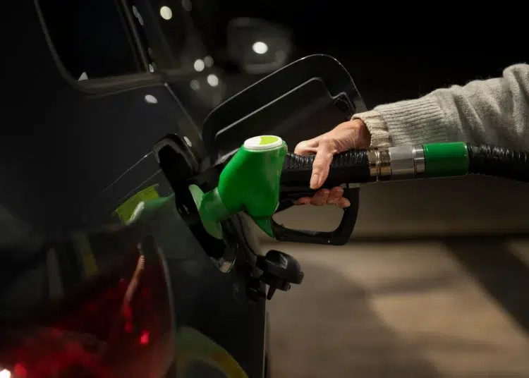 Preço do diesel sobe nas bombas e preocupa brasileiros 2 Mão de pessoa abastecendo carro com bomba de diesel verde em posto de combustível