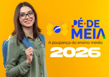 Jovem com mochila azul sorri ao lado do banner Pé-de-Meia 2026
