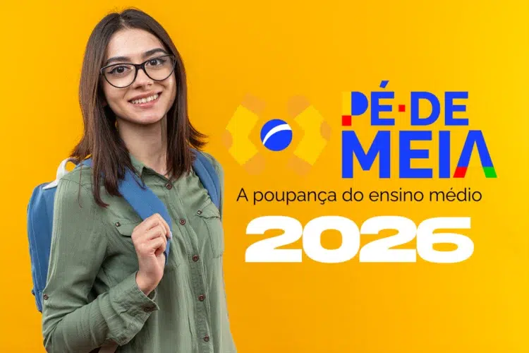 Jovem com mochila azul sorri ao lado do banner Pé-de-Meia 2026
