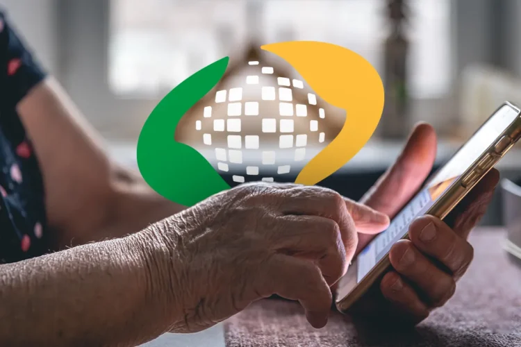 Fique por dentro! Veja quando o INSS vai liberar os benefícios de março 2 Mãos de idoso utilizando smartphone com símbolo do INSS sobreposto