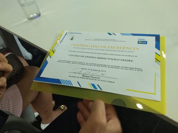 INEP lança sistema que emite certificado de conclusão do ensino médio; veja como usar 1 Documento de certificação escolar sendo segurado por uma pessoa, representando a conclusão do ensino médio por meio de sistema digital.