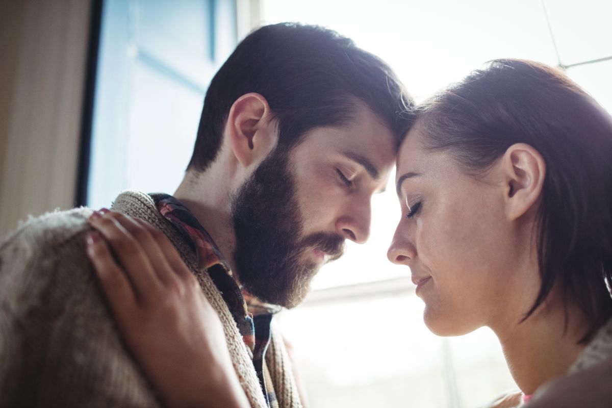Relacionamento desgastado? Veja formas de reconstruir a conexão do casal 2 Casal em momento de reconexão emocional demonstrando carinho e proximidade.