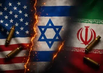 Bandeiras dos EUA, Israel e Irã divididas por rachadura e cartuchos de bala ao redor