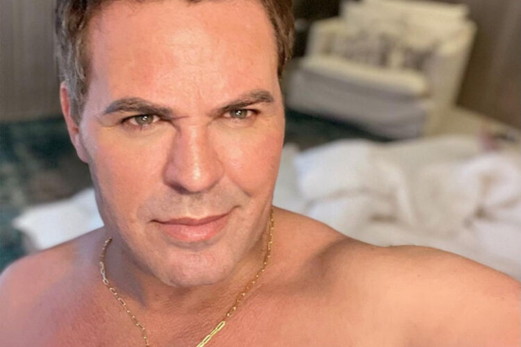 Eduardo Costa adquire vaca Nelore avaliada em R$ 2 milhões ao lado de influenciador 1 Eduardo Costa exibe expressão séria e confiante em ambiente doméstico, usando colar dourado