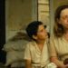 A atriz Fernanda Montenegro e o ator Vinícius de Oliveira sentados em um cenário do filme Central do Brasil.