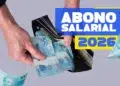 Carteira com dinheiro e texto Abono Salarial 2026 representando pagamento antecipado do benefício para trabalhadores.