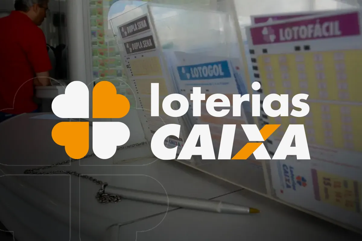 Mega-Sena acumula e próximo sorteio terá prêmio de R$ 50 milhões 2 Apostador preenche volante em lotérica Caixa com formulários de diferentes jogos ao fundo.