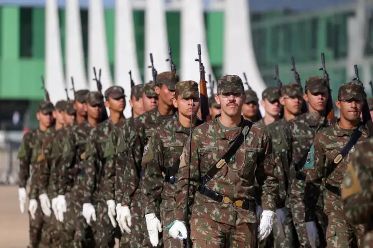 Novidade na formação militar: vagas reservadas para negros, indígenas e quilombolas 2 Soldados do Exército Brasileiro em formatura com uniforme de camuflagem