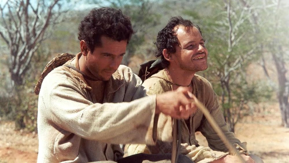 Vai fazer o Enem? Confira filmes brasileiros que tratam de temas sociais que podem aparecer na prova 3 Os personagens João Grilo e Chicó, interpretados por Matheus Nachtergaele e Selton Mello, em uma carroça no sertão.