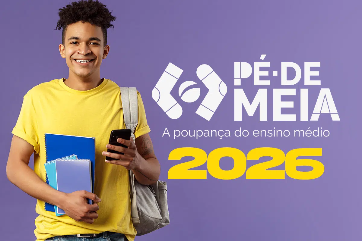 Pé-de-Meia 2026: quando será pago o incentivo-matrícula em março? 2 Uma jovem estudante negra, sorrindo e usando óculos, segura cadernos coloridos e veste uma mochila. Ao lado dela, sobre um fundo verde, estão o logotipo do programa Pé-de-Meia e o texto explicativo "A poupança do ensino médio" com o ano "2026" em destaque amarelo.