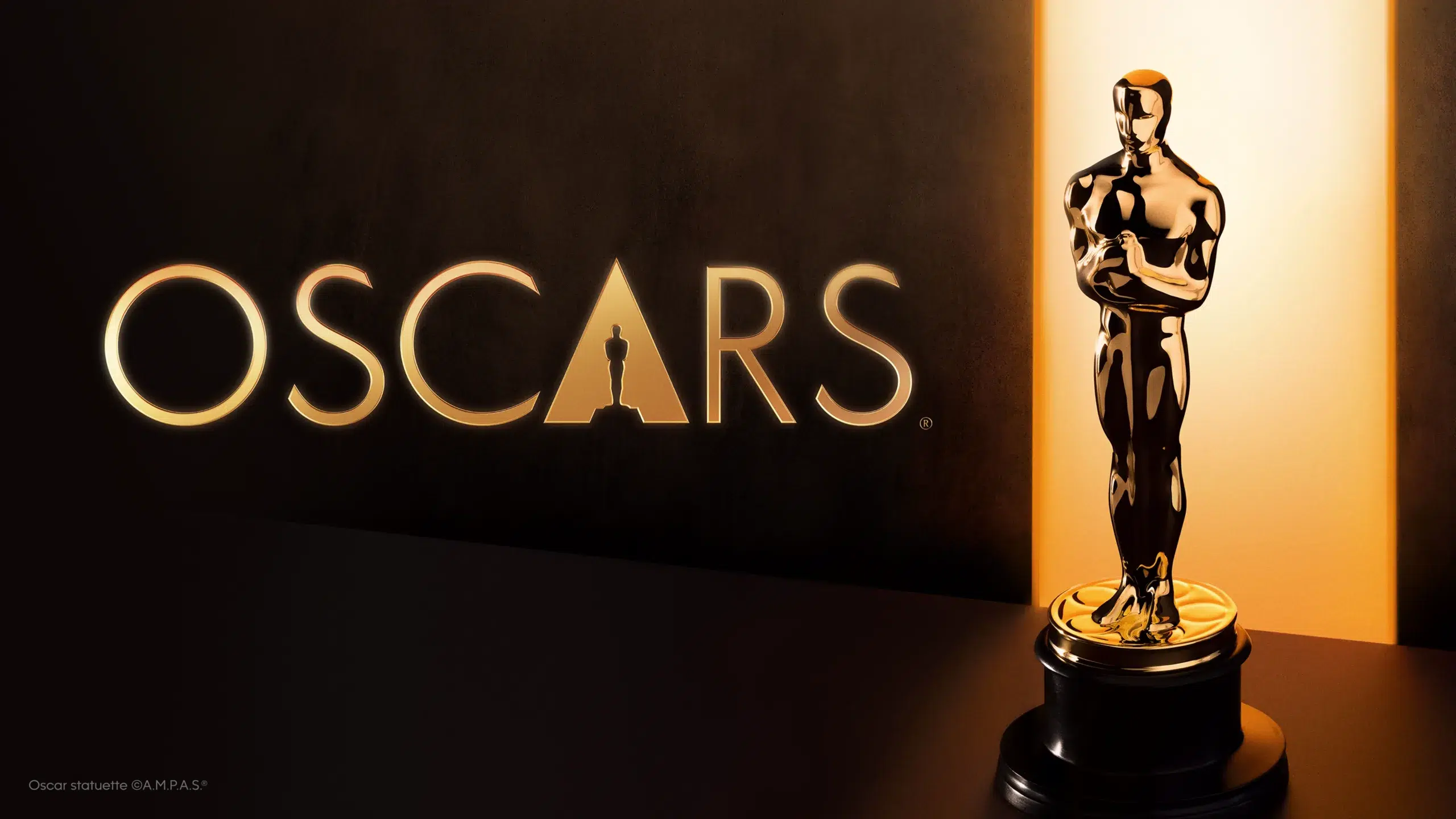 Brasileiros se preparam para o Oscar no ritmo da Copa; confira a movimentação 2 Estatueta do Oscar iluminada ao lado do logotipo da premiação em fundo escuro.