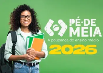 Estudante sorridente com mochila e cadernos à frente de um fundo verde com o logotipo do programa Pé-de-Meia e o ano 2026 em destaque.