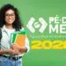 Estudante sorridente com mochila e cadernos à frente de um fundo verde com o logotipo do programa Pé-de-Meia e o ano 2026 em destaque.