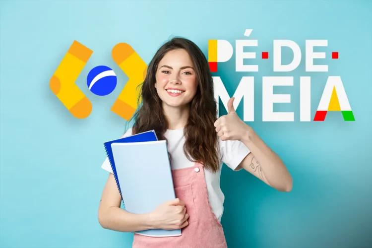 Pé-de-Meia 2026 para EJA: saiba quando você vai receber o benefício 2 Estudante sorridente segura cadernos e faz sinal de positivo em frente ao logo do Pé-de-Meia