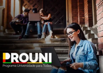 Estudante utilizando notebook em campus universitário para envio de documentos do ProUni 2026.