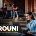 Estudante utilizando notebook em campus universitário para envio de documentos do ProUni 2026.