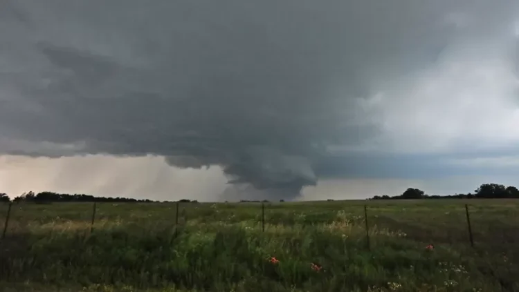 Ciclone traz temporais e chuva acima de 100 mm em três regiões do país; veja onde 2 Nuvem carregada se formando sobre campo verde antes de temporal intenso