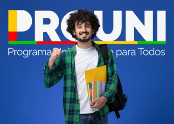 Jovem estudante comemorando aprovação com materiais escolares em frente ao logotipo do Prouni, simbolizando o resultado da segunda chamada do Prouni 2026.