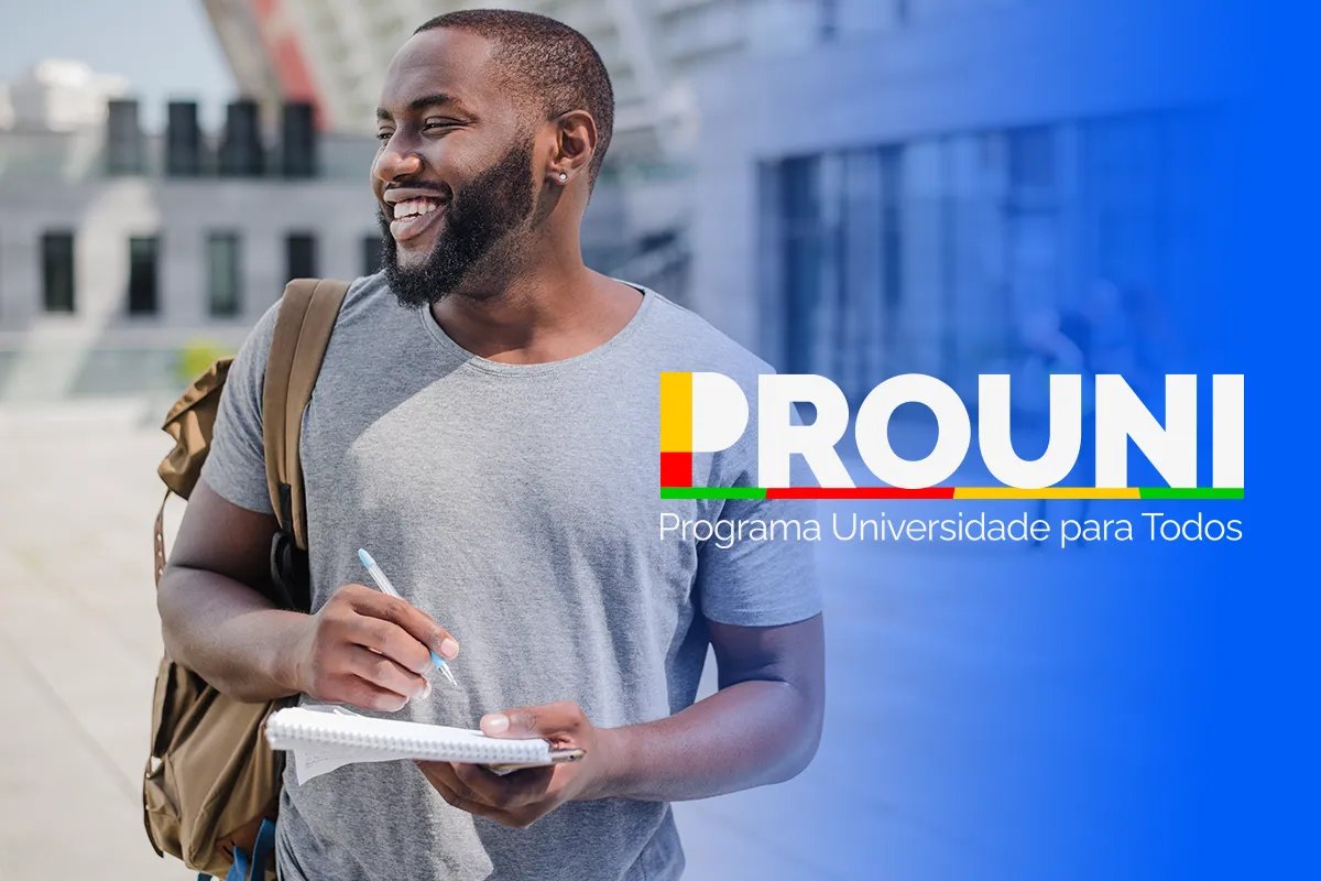 Resultado da segunda chamada do Prouni já está disponível; confira se você foi aprovado 2 Estudante universitário sorrindo com caderno na mão ao lado da identidade visual do Prouni, representando a divulgação do resultado da segunda chamada do Prouni 2026.