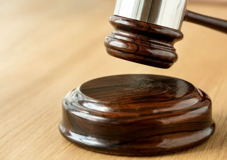 Caso de estupro coletivo contra menina de 17 anos no RJ: saiba quais são os agravantes e as punições legais 2 Martelo de juiz de madeira prestes a bater em bloco sobre mesa clara