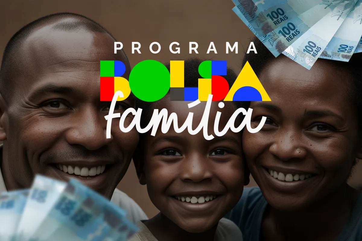 Começou! Bolsa Família de março inicia pagamentos nesta quarta; veja se você recebe 2 Família sorridente com cédulas de reais e logotipo do Programa Bolsa Família