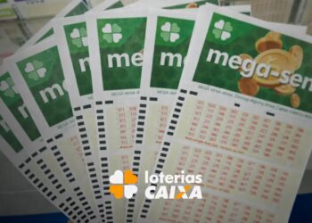 Volantes da Mega-Sena em leque com logo das Loterias Caixa ao centro da imagem