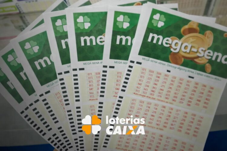 Volantes da Mega-Sena em leque com logo das Loterias Caixa ao centro da imagem