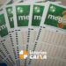 Volantes da Mega-Sena em leque com logo das Loterias Caixa ao centro da imagem
