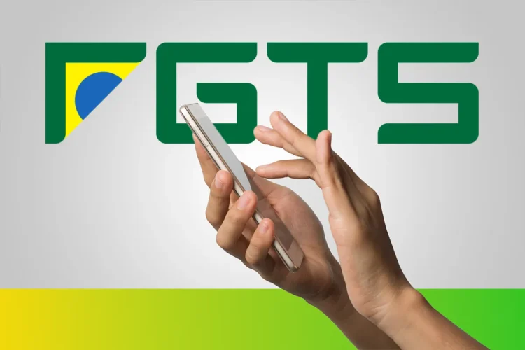 Saque Calamidade do FGTS: novas cidades entram na lista e já podem solicitar R$ 6.220 a partir desta terça-feira (03) 2 Mãos manuseando smartphone na frente de logotipo do FGTS em fundo branco