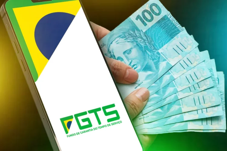 Governo libera nova parcela de até R$ 6.220,00 para brasileiros do Rio de Janeiro 2 Mão segurando notas de R$ 100 ao lado de celular exibindo logo do FGTS
