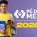 Jovem sorrindo com mochila, cadernos e celular diante de fundo roxo ao lado do logo Pé-de-Meia 2026