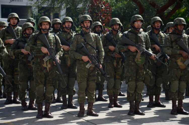 Novidade na formação militar: vagas reservadas para negros, indígenas e quilombolas 1 Soldados do Exército Brasileiro em formatura com uniforme de camuflagem