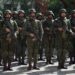 Soldados do Exército Brasileiro em formatura com uniforme de camuflagem