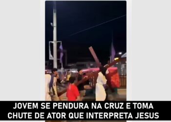 Ator vestido de Jesus solta cruz e chuta jovem que se pendurou na estrutura durante encenação da Paixão de Cristo.