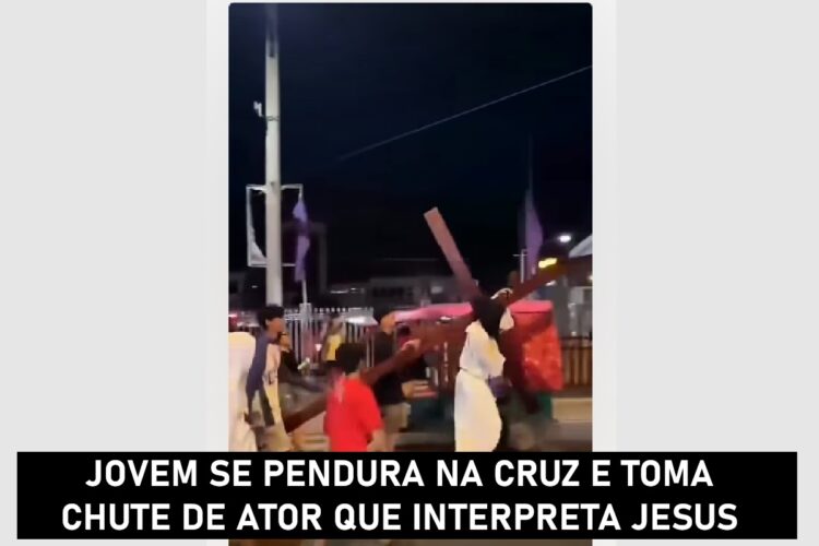 Ator que interpretava Jesus chuta adolescente durante encenação da Paixão de Cristo; assista 1 Ator vestido de Jesus solta cruz e chuta jovem que se pendurou na estrutura durante encenação da Paixão de Cristo.